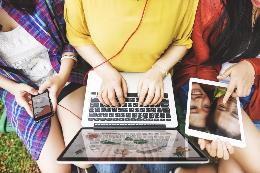 mother-daughter-casual-adorable-heppiness-life-concept